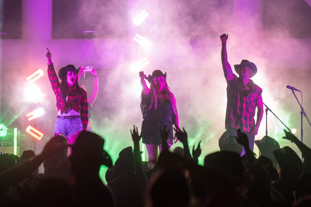 COUNRTY SINGERS COWBOY AND COWGIRL DANCERS