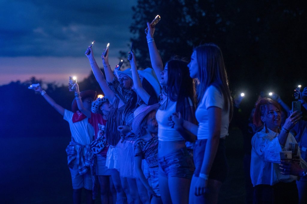 COUNTRY MUSIC FESTIVAL ENTERTAINMENT