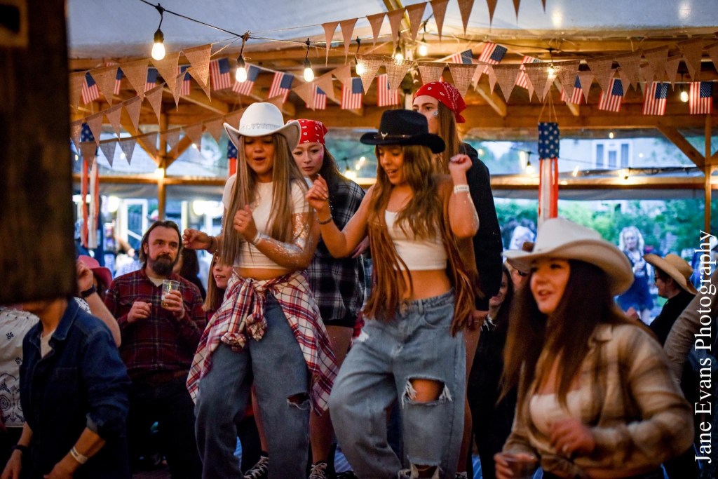 COUNTRY FESTIVAL LINE DANCING