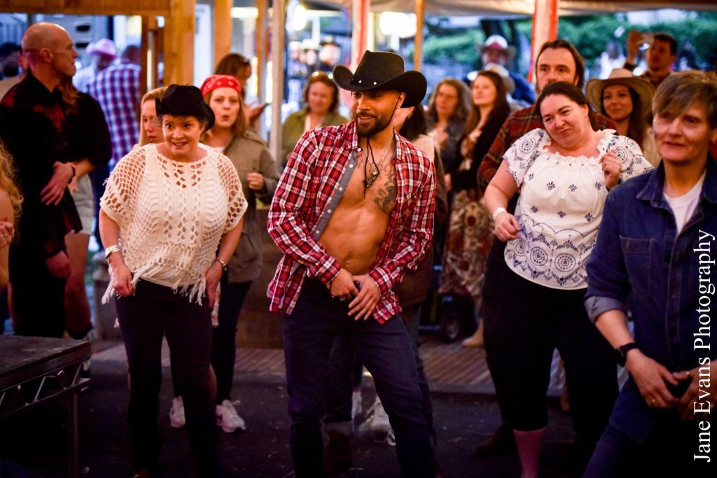 LINE DANCING, PROFESSIONAL DANCER